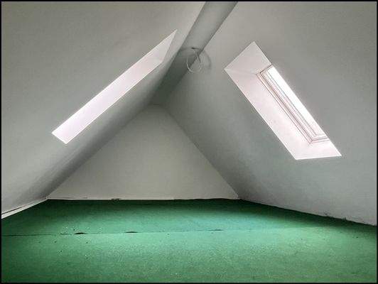 Vorderhaus: Helles Dachgeschoss mit zwei Fenstern