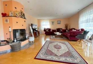 Wohnzimmer mit Kamin