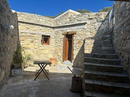 Ostkreta, Pappagiannades: Traditionelles Steinhaus mit großem Garten voller Olivenbäume zu verkaufen