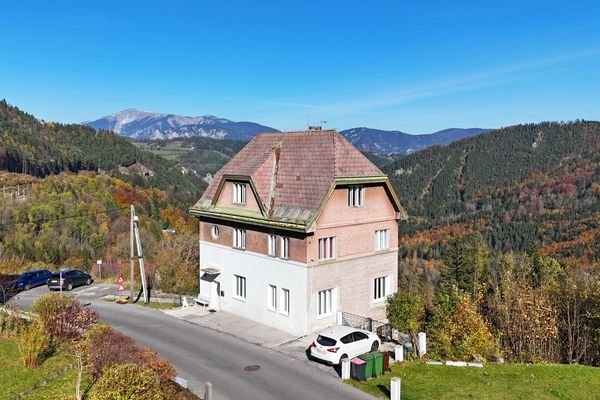 Drohnenaufnahme mit Schneeberg im Hintergrund