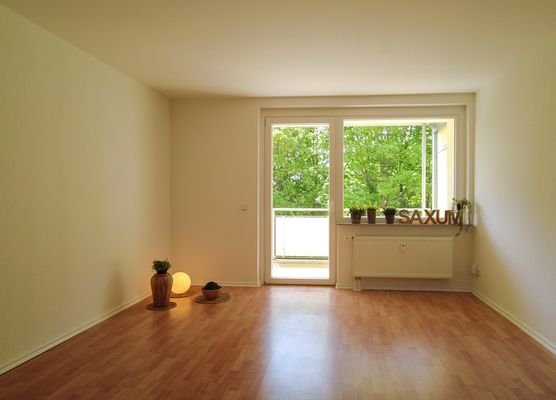 helles Wohnzimmer mit Blick ins Grüne