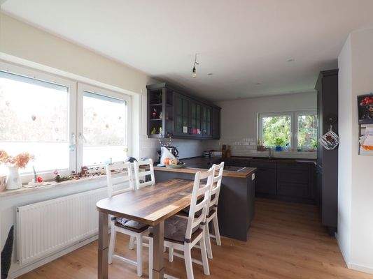 Küche mit offenem Wohnbereich