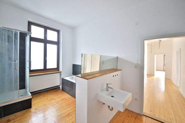 Tageslichtbad mit Badewanne und Dusche