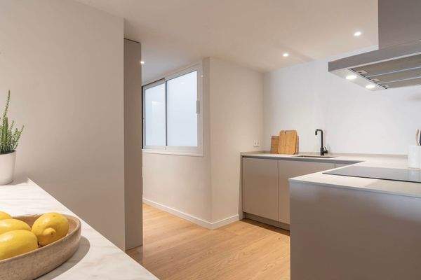 Moderne, voll ausgestattete Küche