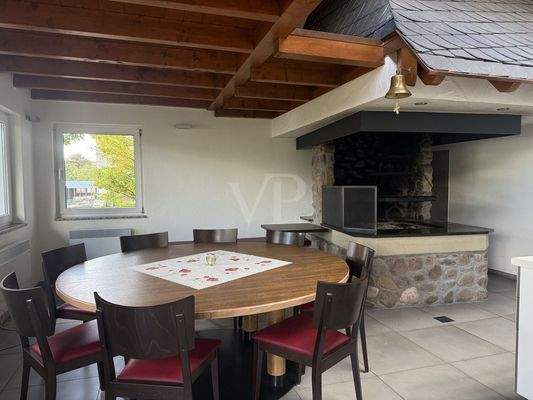 Grill mit Sitzgelegenheit