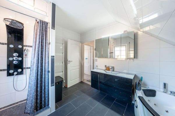 Bad mit Whirlpool und Dusche