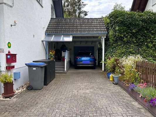 Zufahrt zum Carport und Garage