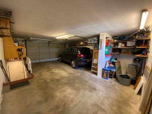 Großzügige Doppelgarage mit Abstellmöglichkeiten