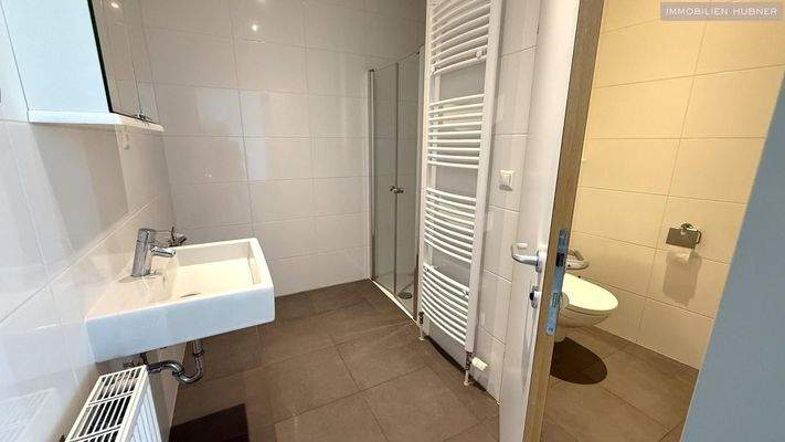 Bad mit Dusche und separatem WC