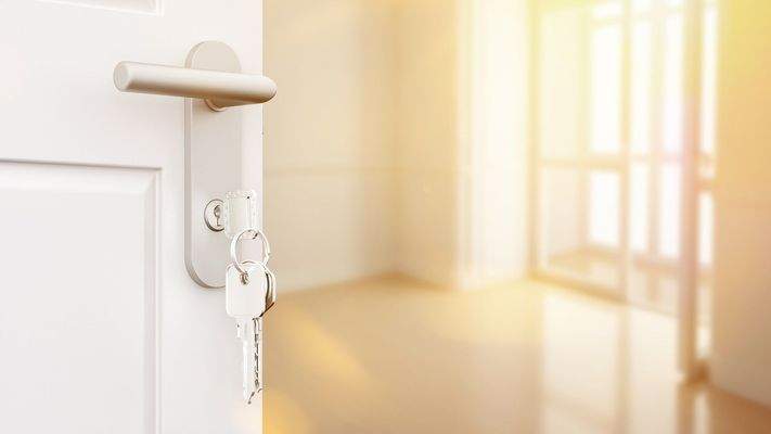 Geöffnete Eingangstür