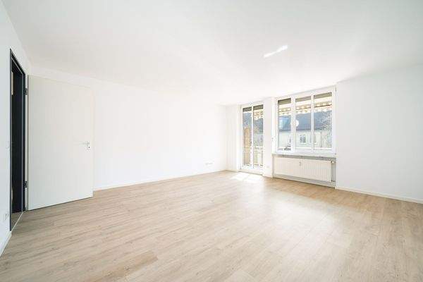 Wohnzimmer mit Zugang auf den Balkon