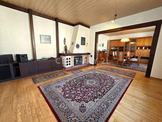 Großes lichtdurchflutetes Wohnzimmer mit Kamin