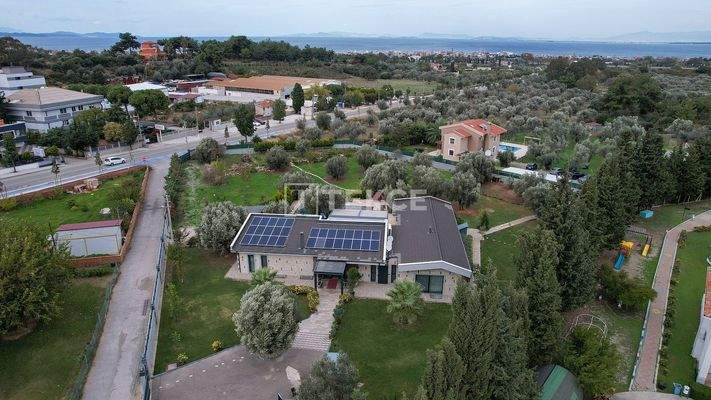 Villa with Pool on Large Plot Near the Coast in İzmir Güzelbahçe