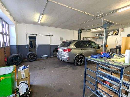 Gewerbe (derzeit Kfz-Werkstatt)