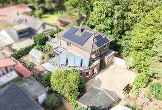Dieses großzügige Einfamilienhaus in Hatten-Sandkrug verbindet eine besondere Lage direkt am Wald mit ca. 171,98 m² Wohnfläche, einem weitläufigen 1.337 m² großen Grundstück und einem sehr guten energetischen Standard. Das ursprünglich aus den 1930er-Jahr