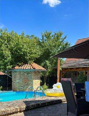 Pool neben Gartenbar.JPG