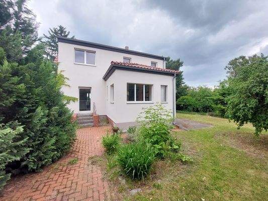 Hausansicht mit Terrasse 
