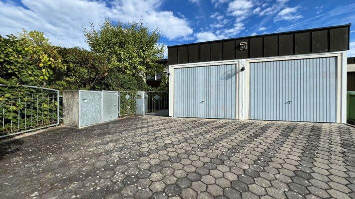 Stellplätze vor den Garagen