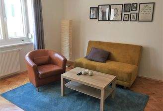 Wohnzimmer mit Ausziehcouch