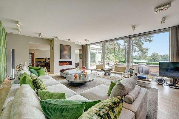 Wohnzimmer mit Seeblick