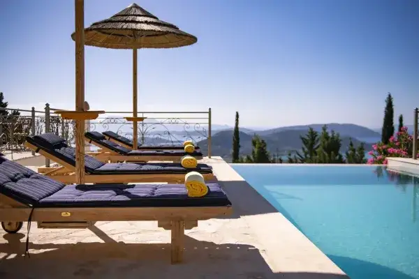 Luxury-Villas-Lefkada-Infinity-Pool-und-Garten4.jp