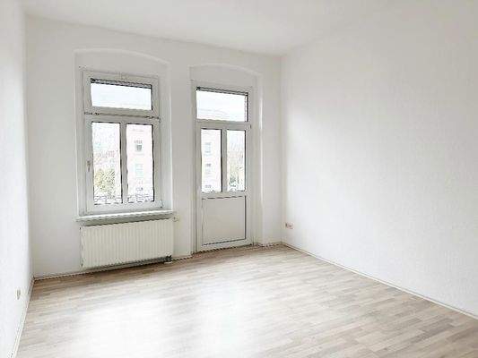 Schlafzimmer mit Blick Richtung kleinem Balkon