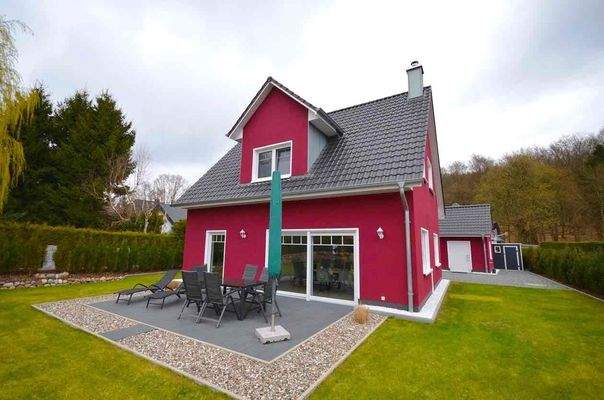 Außenansicht mit Terrasse