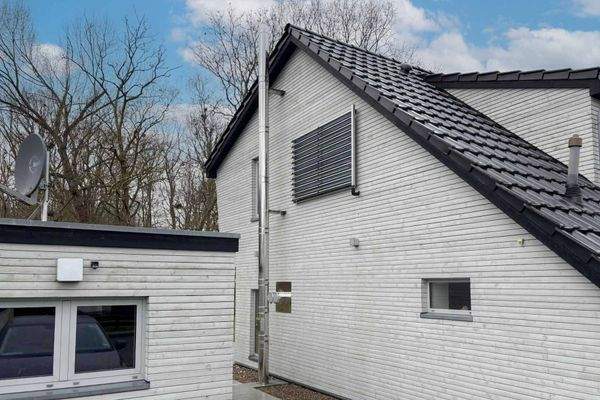 Seitenansicht mit Nebengebäude