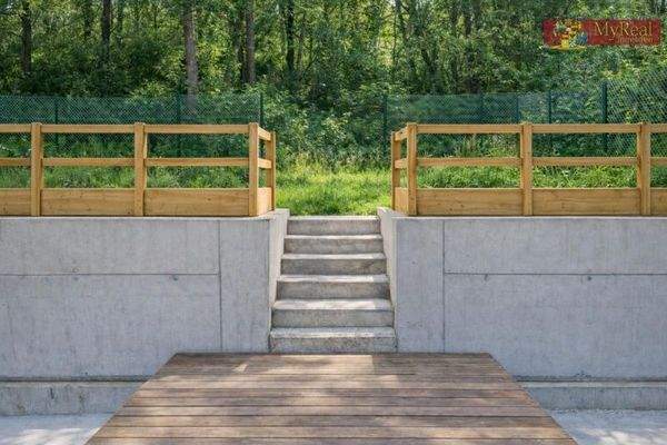 Terasse hinten und der höhergelegene Garten