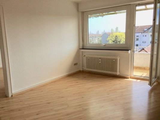 Wohnzimmer mit Blick zum Balkon