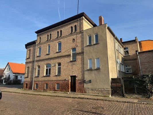 Hausansicht  mit Anbau
