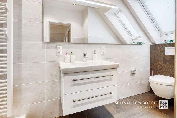 Helles Kinderbad mit Dusche