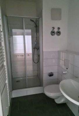 Bad mit Dusche und WC