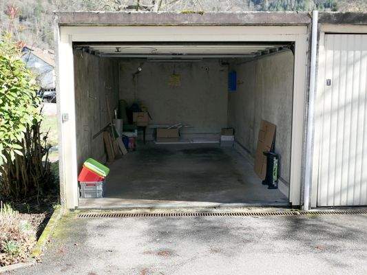 Blick auf die offene Garage