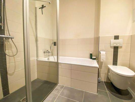 Bad mit Dusche und Wanne