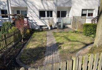 Rückseite der Wohnung mit Garten.JPG