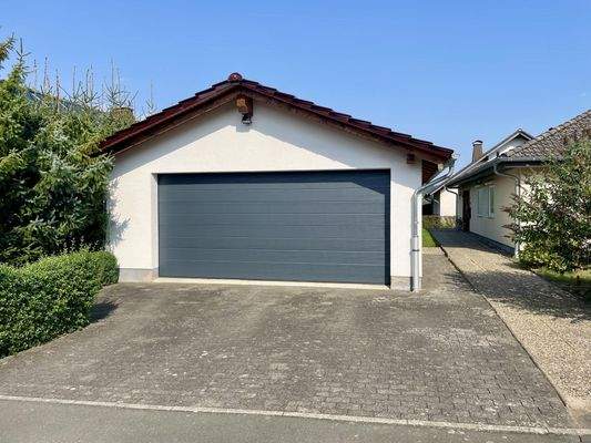 Garage und Einfahrt