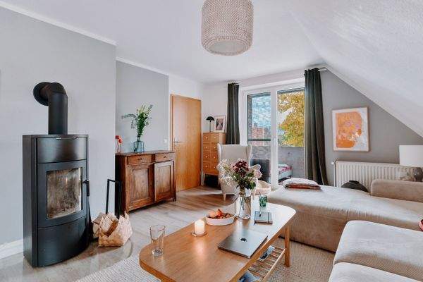 Wohnzimmer mit Zugang zum Balkon