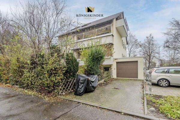 Garage mit Stellplatz davor