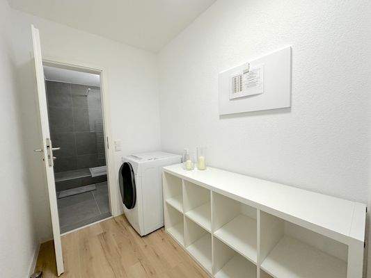 Helle Waschküche mit Regal