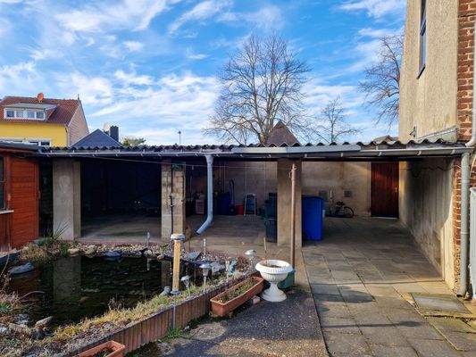 offene Garage und überdachter Bereich