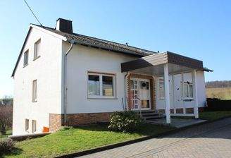 Großes Haus am Ortsende