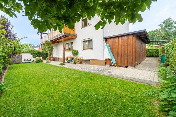 großer Schuppen hinterm Haus