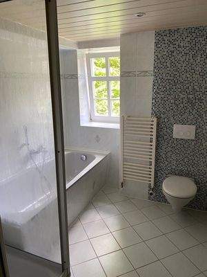 Bad mit Dusche & Badewanne