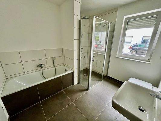 Bad mit Wanne u. Dusche 