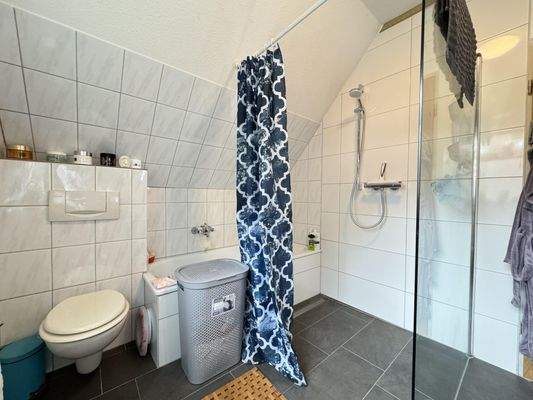 Bad mit Dusche und Badewanne