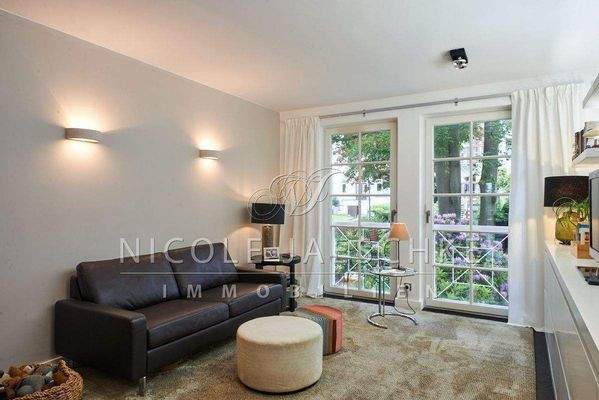 Wohnbereich mit bodentiefen Fenstern