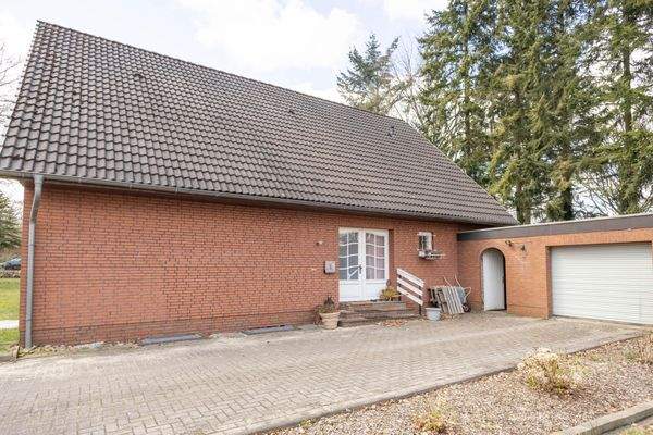 Eingangsbereich mit Auffahrt und Garage