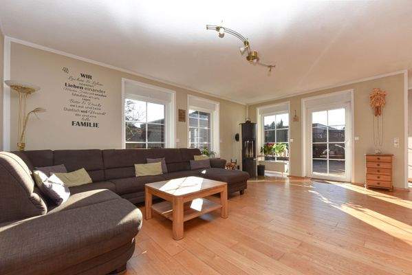 offener Wohn-/Essbereich mit Kaminofen & Zugang zur Terrasse