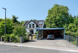 Außenansicht mit Doppelcarport